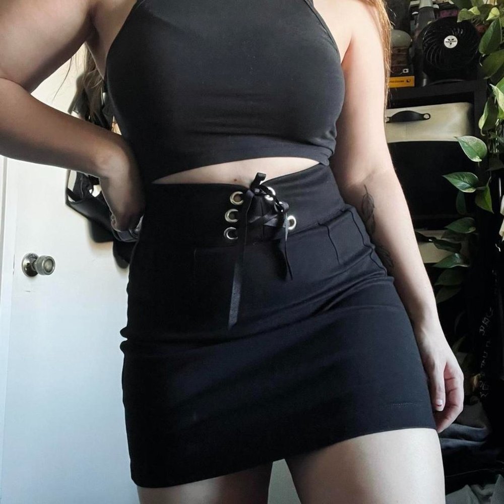 New with tags TopShop Petite skirt size 8. Nice thick material with decent